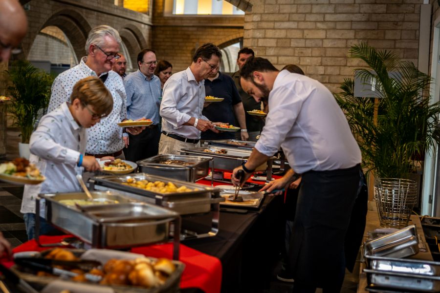 Gasten aan het buffet