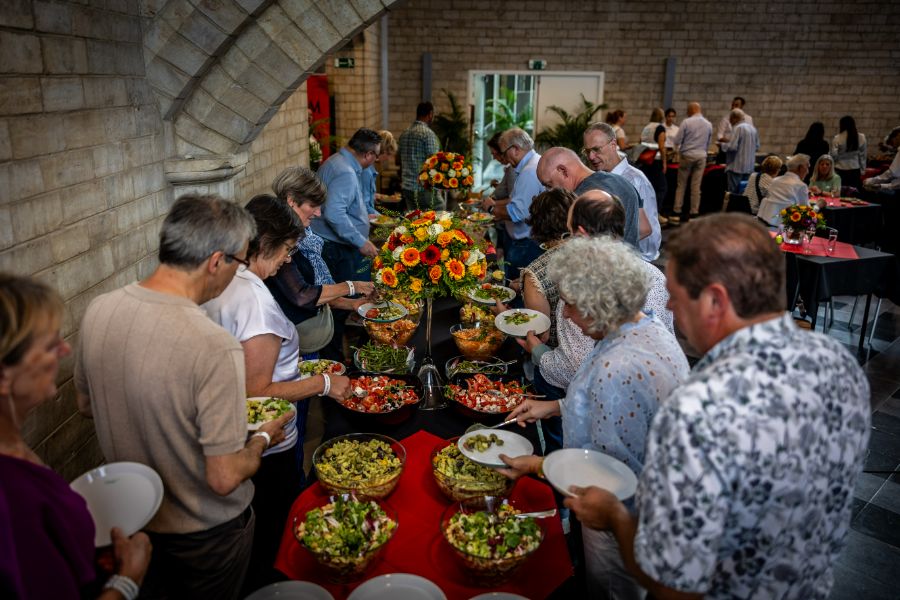 Gasten aan tafel tijdens Grillen voor MS