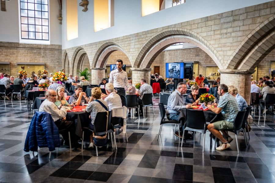De zaal met tafels onder de bogen